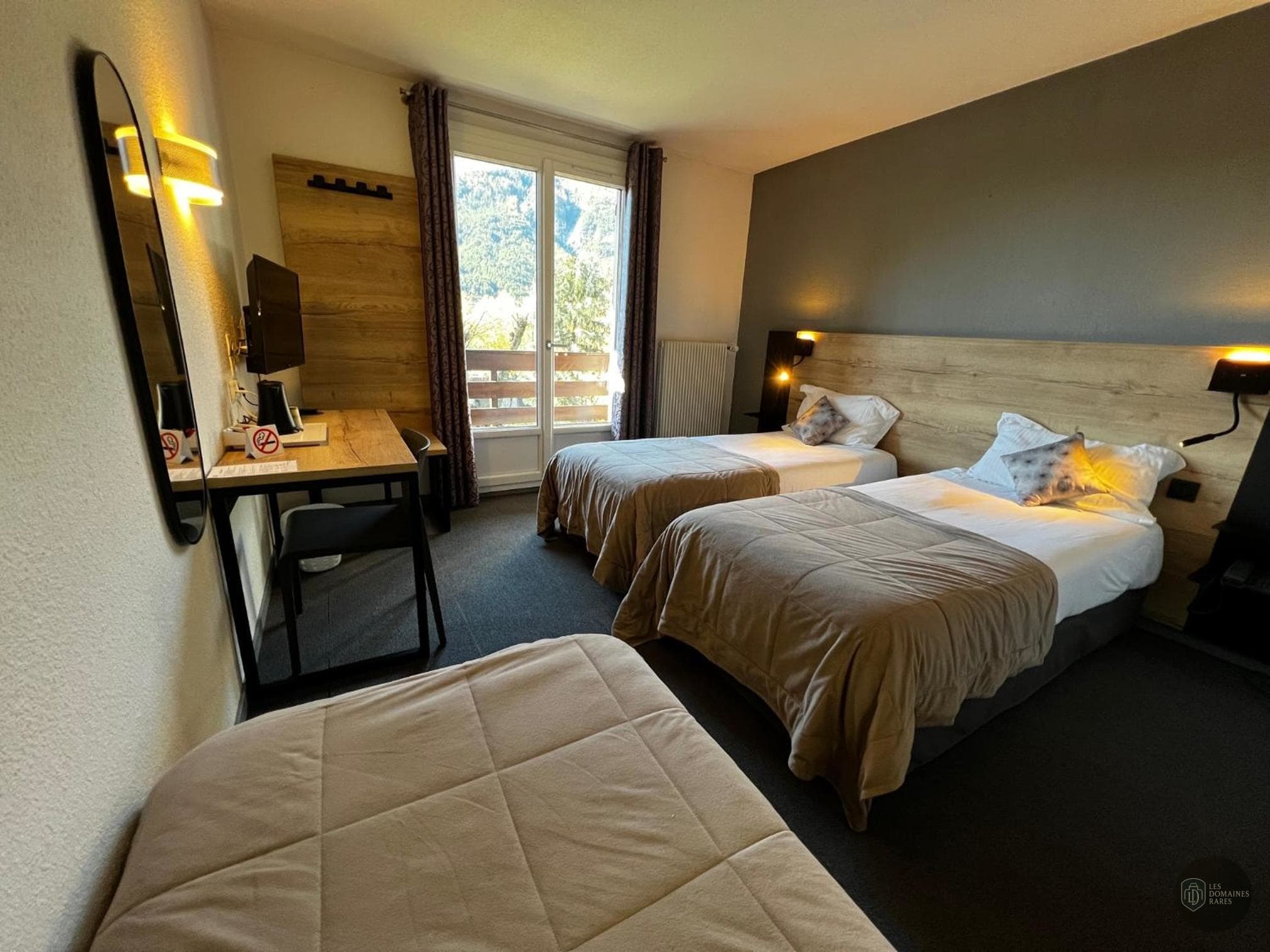 Vue extérieure de l'hôtel Hôtel Lacour à Eygliers en Provence-Alpes-Côte d'Azur