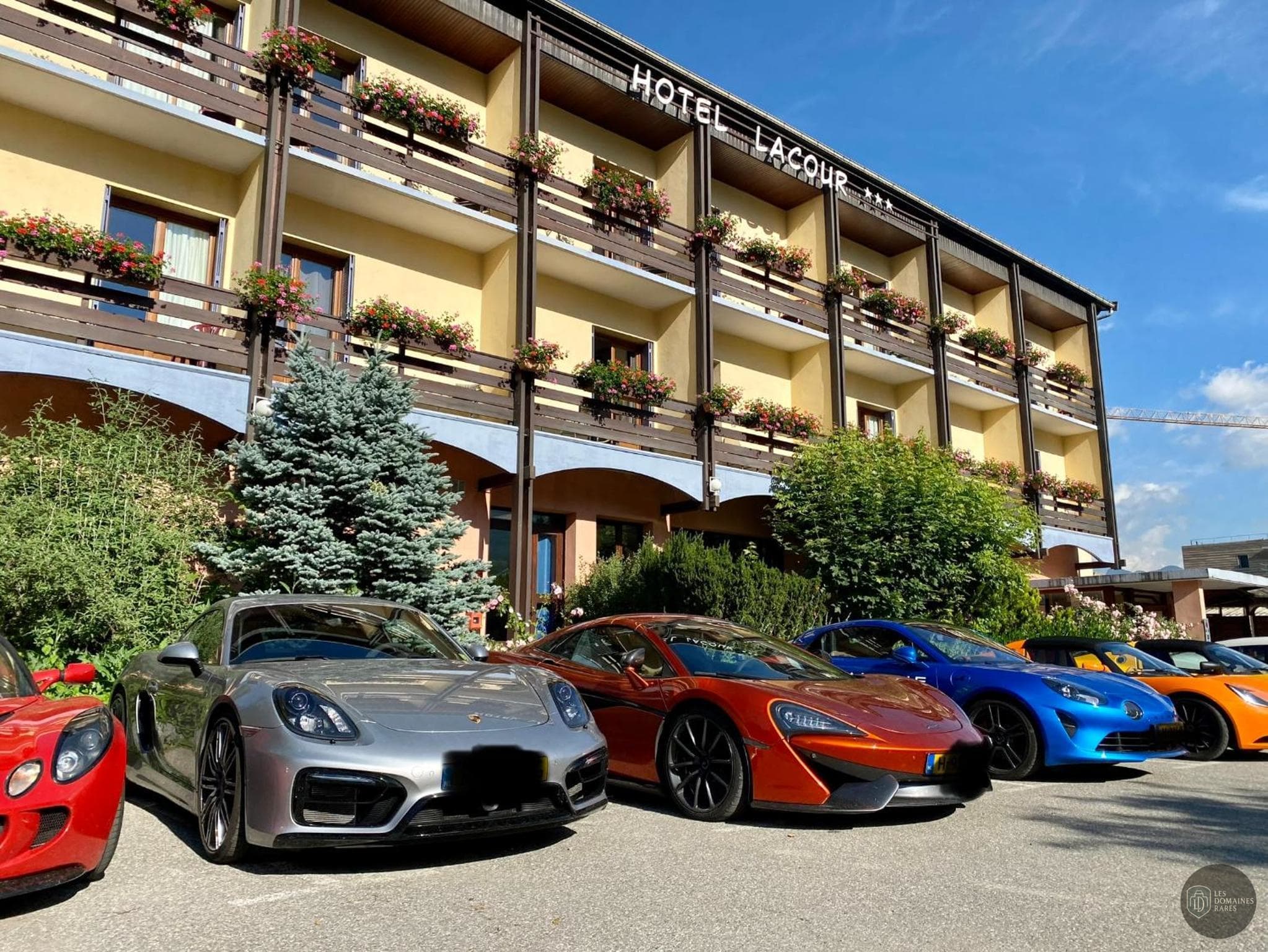 Vue extérieure de l'hôtel Hôtel Lacour à Eygliers en Provence-Alpes-Côte d'Azur