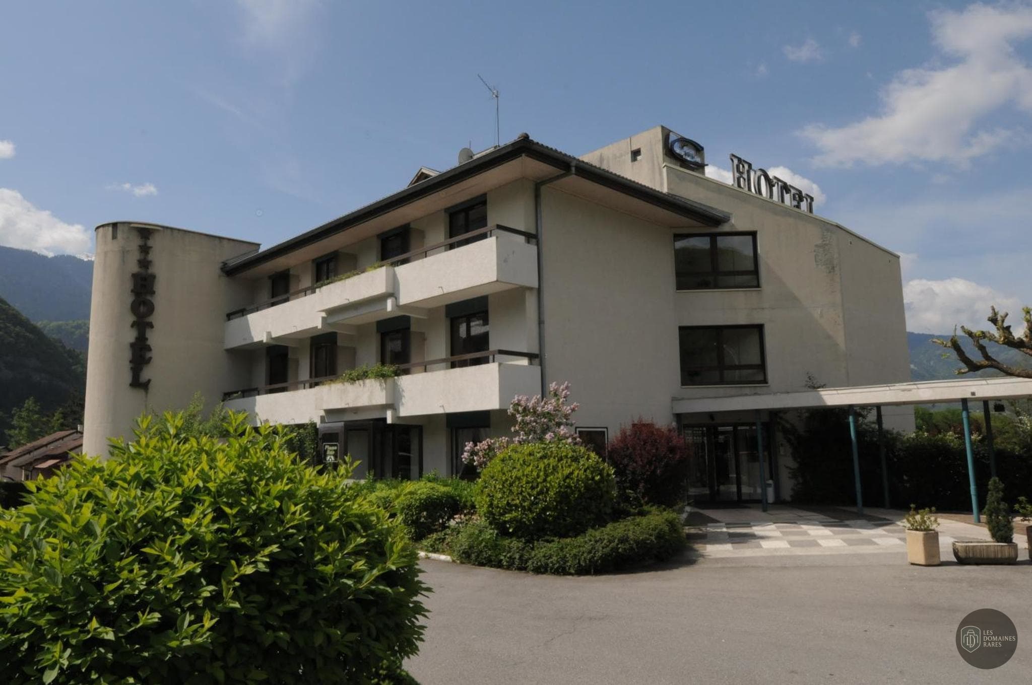 Vue extérieure de l'hôtel Hôtel Le 4C à Cluses en Auvergne-Rhône-Alpes