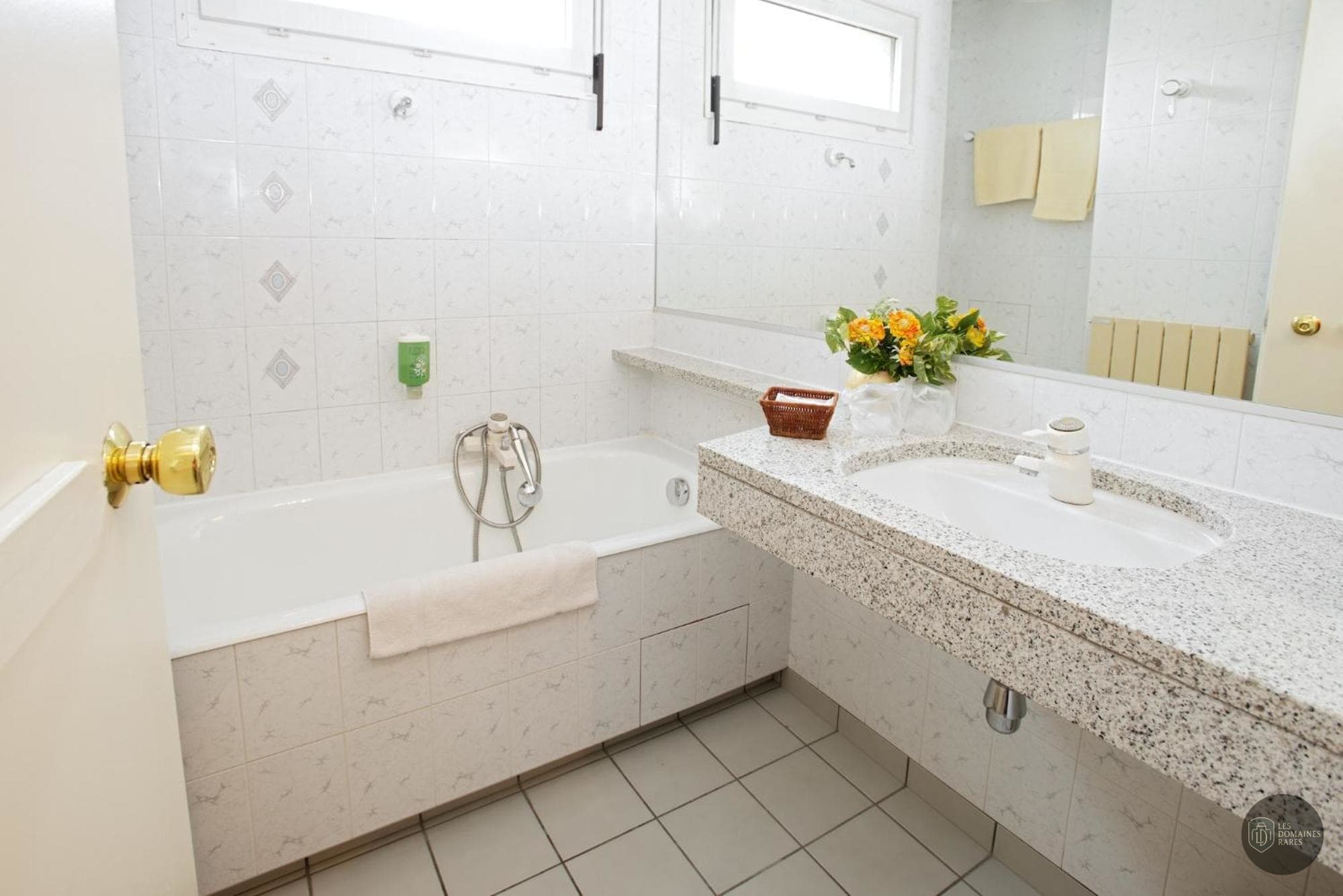 Salle de bain de l'hôtel Hôtel Le 4C à Cluses en Auvergne-Rhône-Alpes