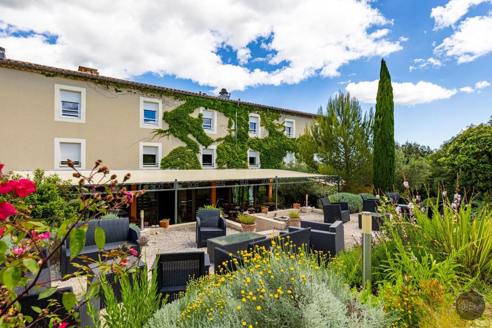 Vue extérieure de l'hôtel Hôtel Le Gardon à Collias en Occitanie