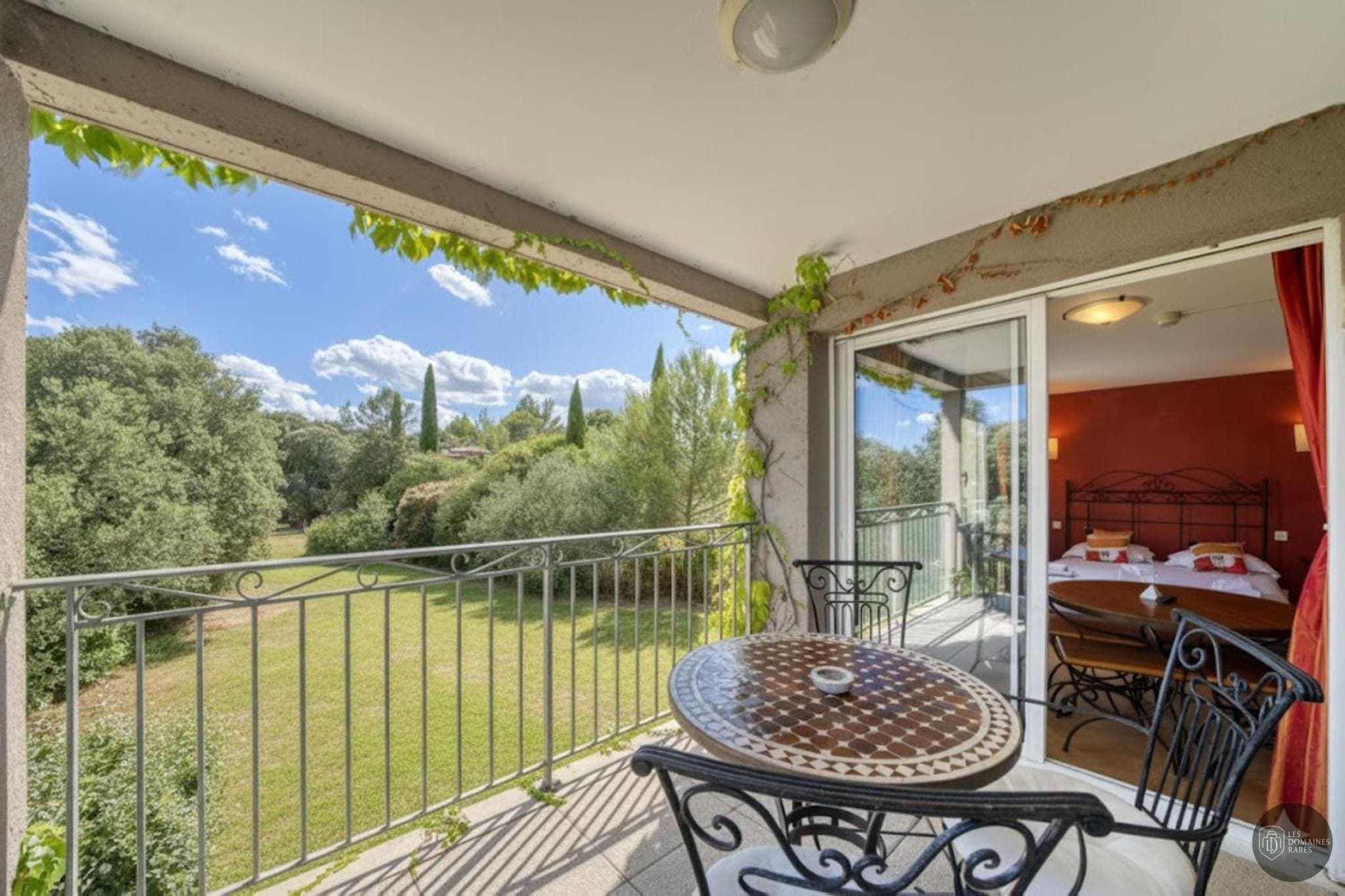 Vue extérieure de l'hôtel Hôtel Le Gardon à Collias en Occitanie