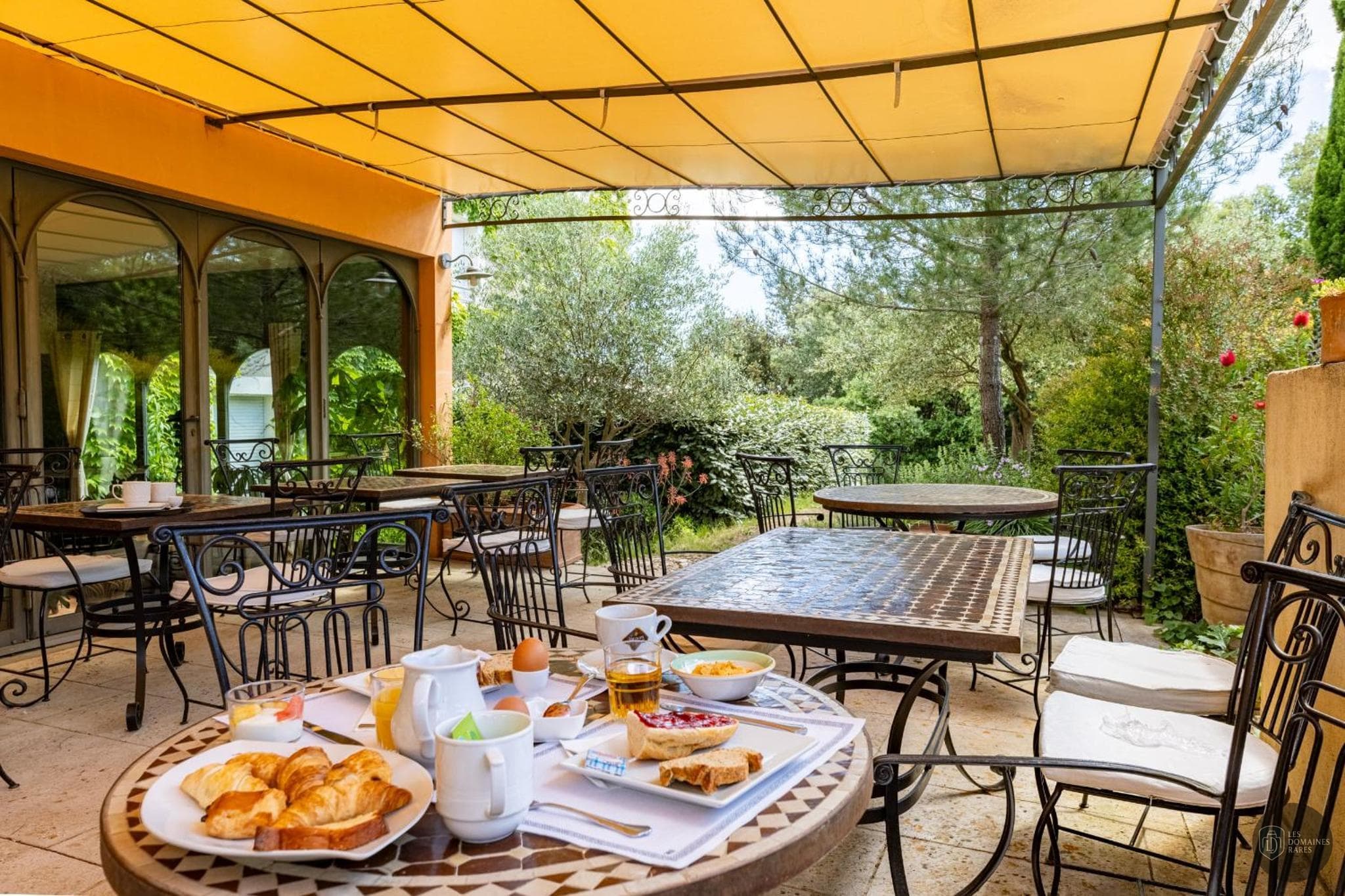 Vue extérieure de l'hôtel Hôtel Le Gardon à Collias en Occitanie
