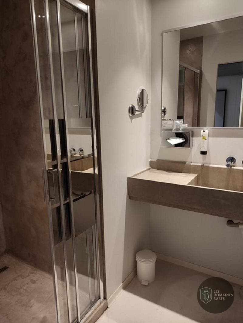 Salle de bain de l'hôtel Hôtel Les Pages à Lunéville en Grand Est