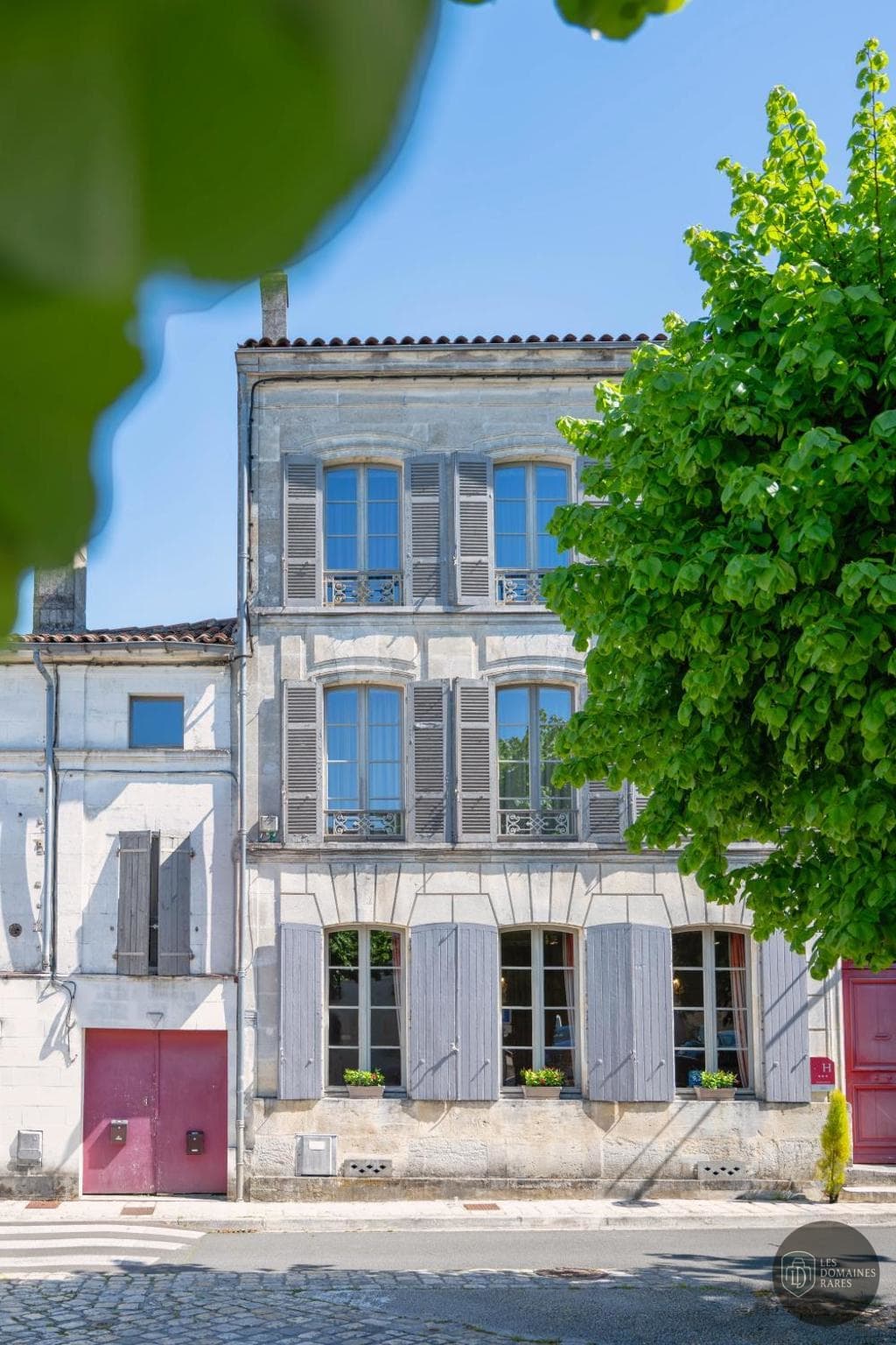 Vue extérieure de l'hôtel Hôtel Ligaro à Jarnac en Nouvelle-Aquitaine