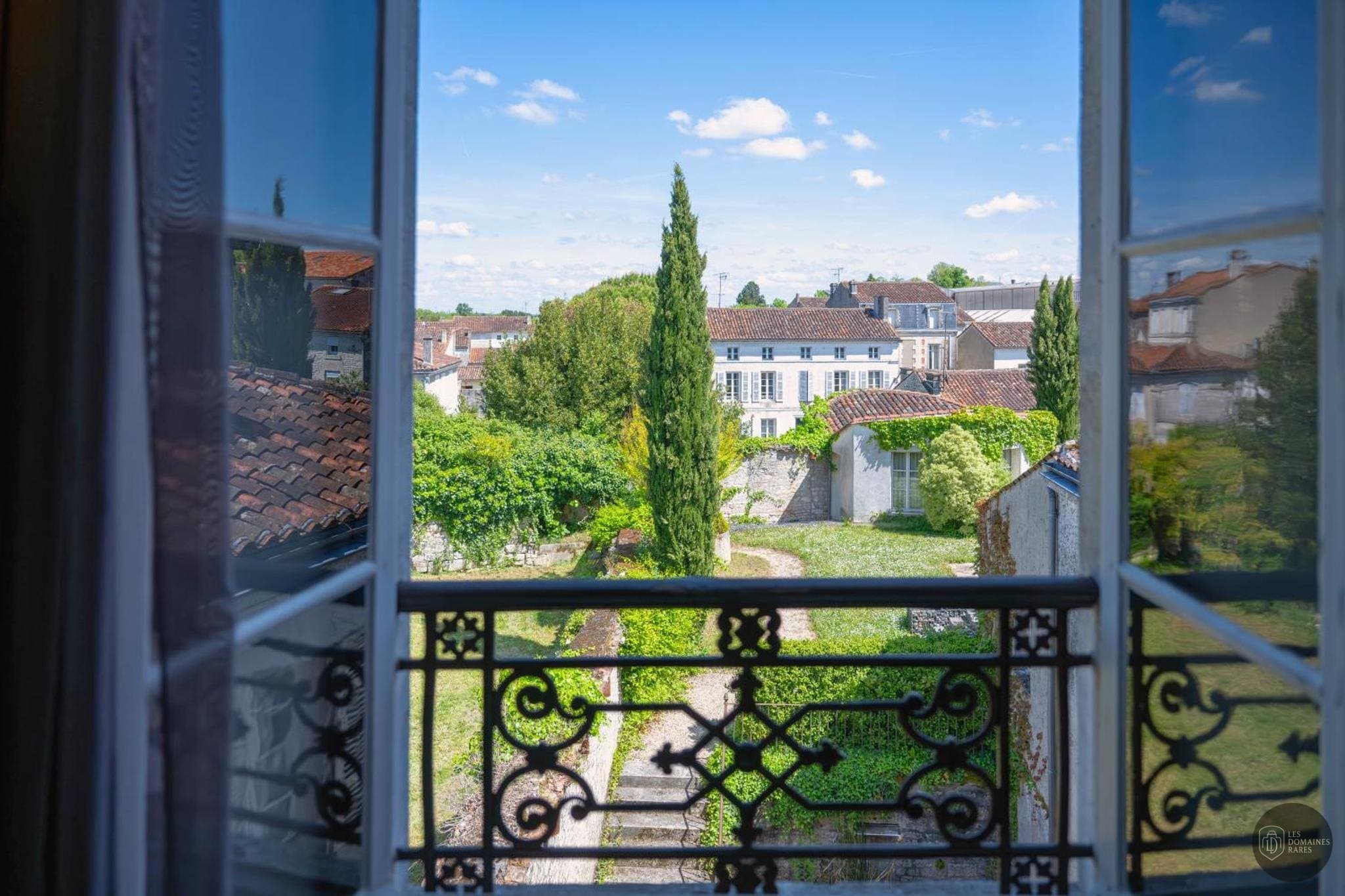Vue extérieure de l'hôtel Hôtel Ligaro à Jarnac en Nouvelle-Aquitaine