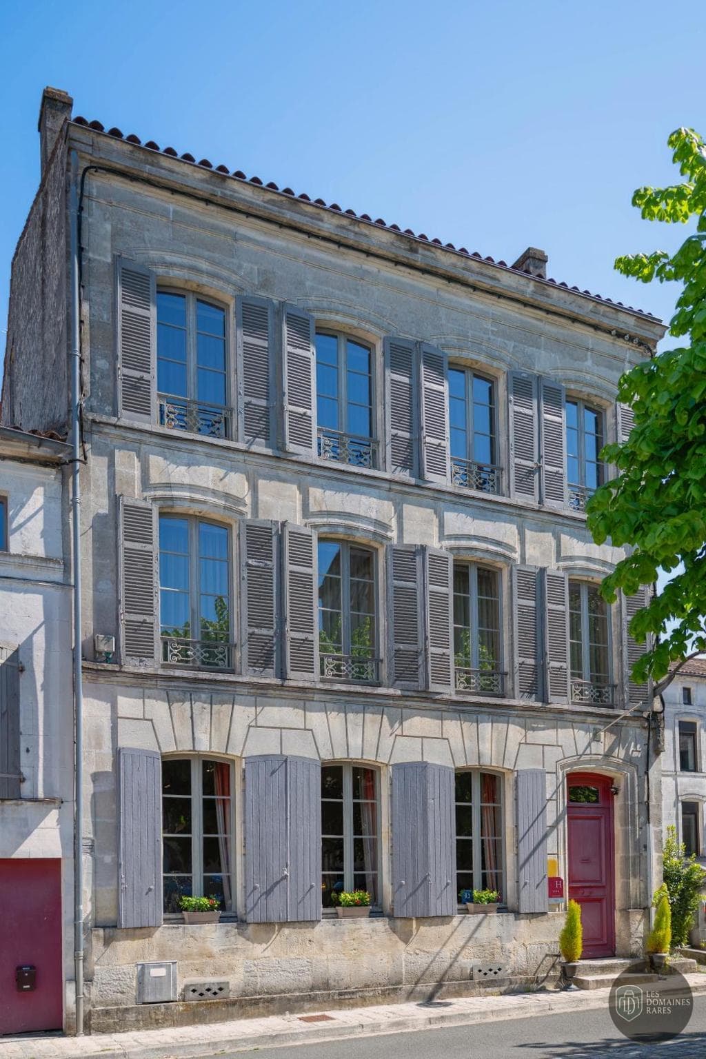 Vue extérieure de l'hôtel Hôtel Ligaro à Jarnac en Nouvelle-Aquitaine