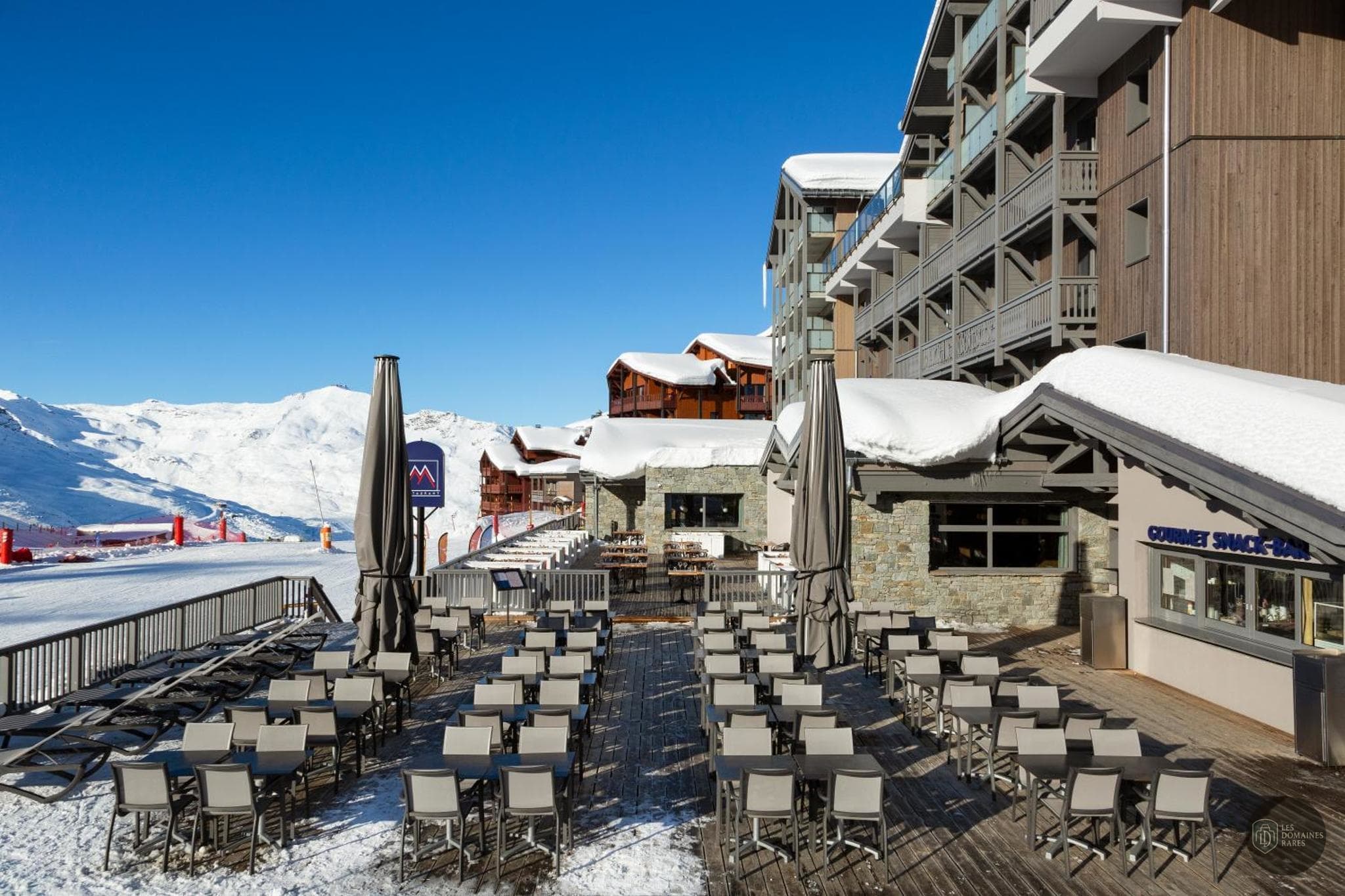 Vue extérieure de l'hôtel Hôtel Marielle à Val en Auvergne-Rhône-Alpes