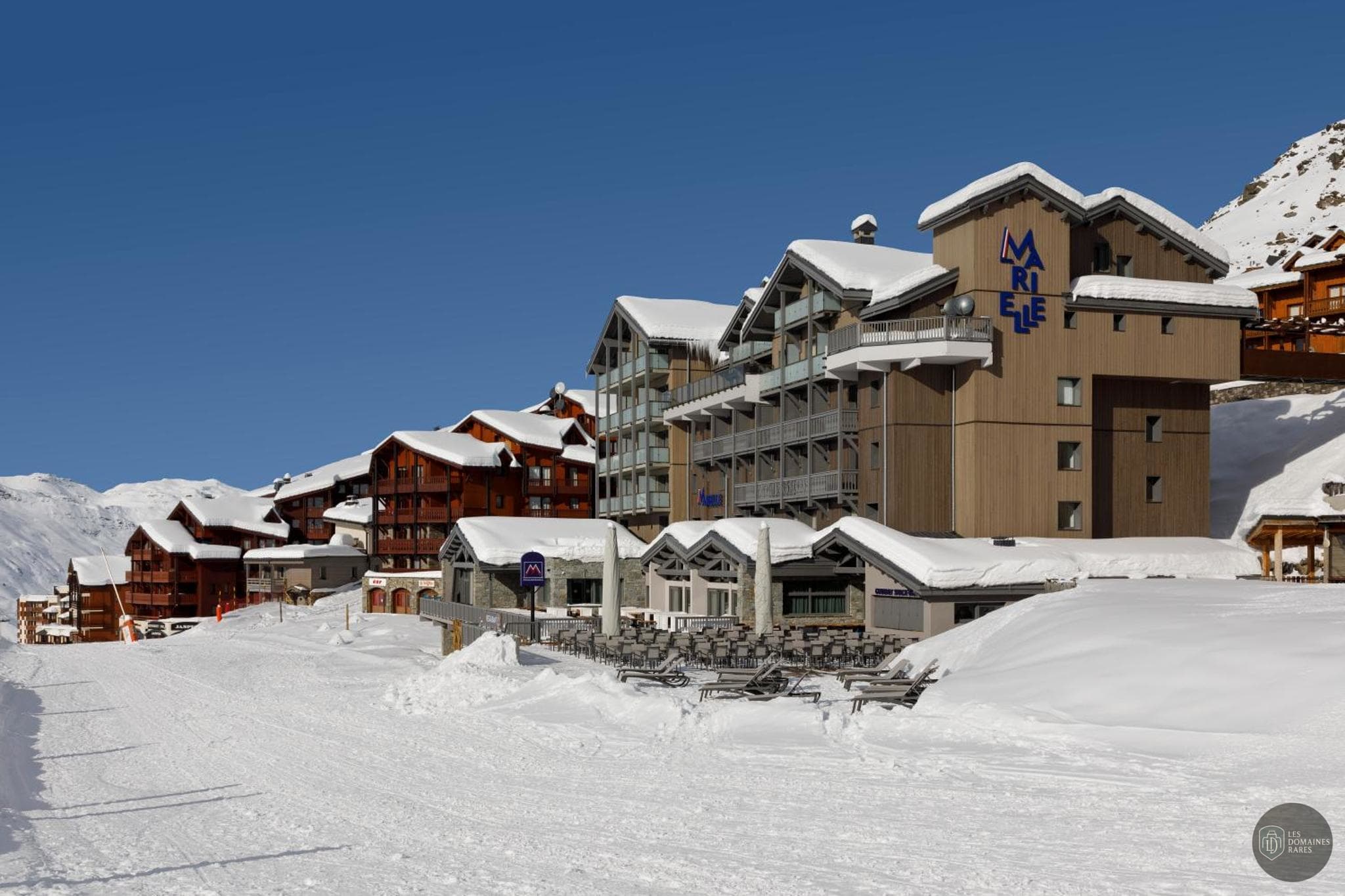 Vue extérieure de l'hôtel Hôtel Marielle à Val en Auvergne-Rhône-Alpes