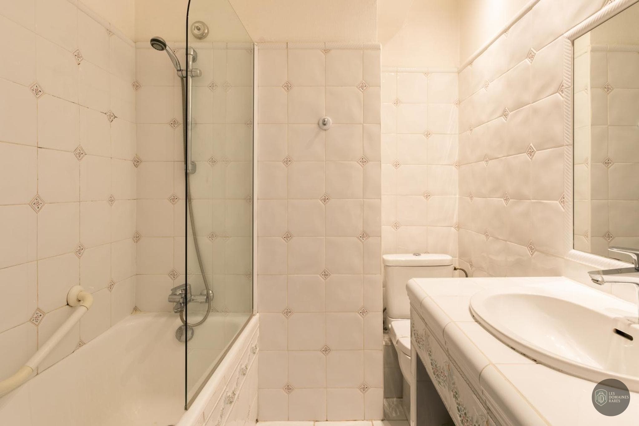 Salle de bain de l'hôtel Hôtel Mireille à Arles en Provence-Alpes-Côte d'Azur