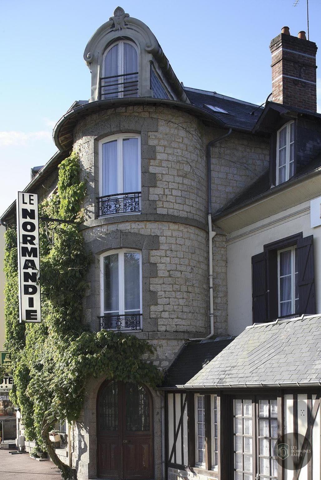 Vue extérieure de l'hôtel Hôtel Normandie à Auxerre en Bourgogne-Franche-Comté