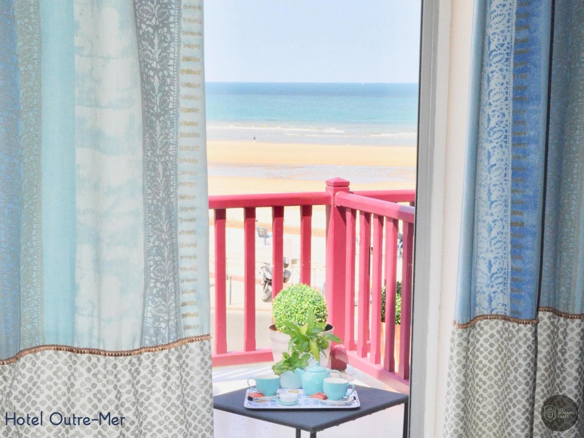 Vue extérieure de l'hôtel Hôtel Outre-Mer à Deauville en Normandie
