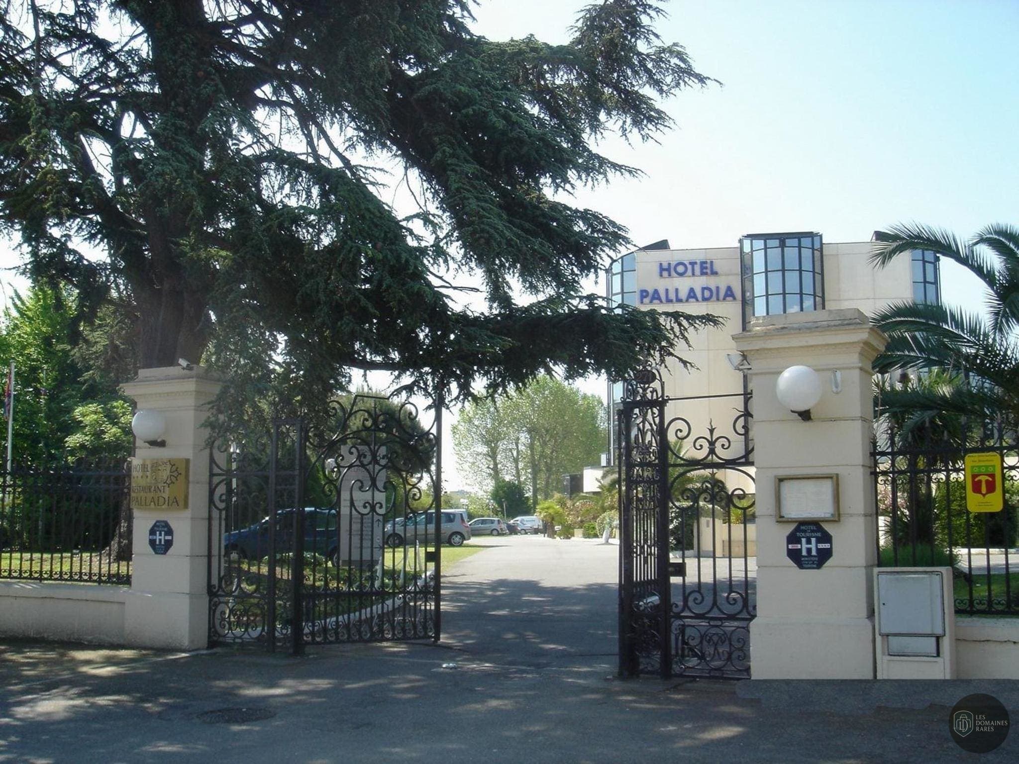 Vue extérieure de l'hôtel Hôtel Palladia en Occitanie