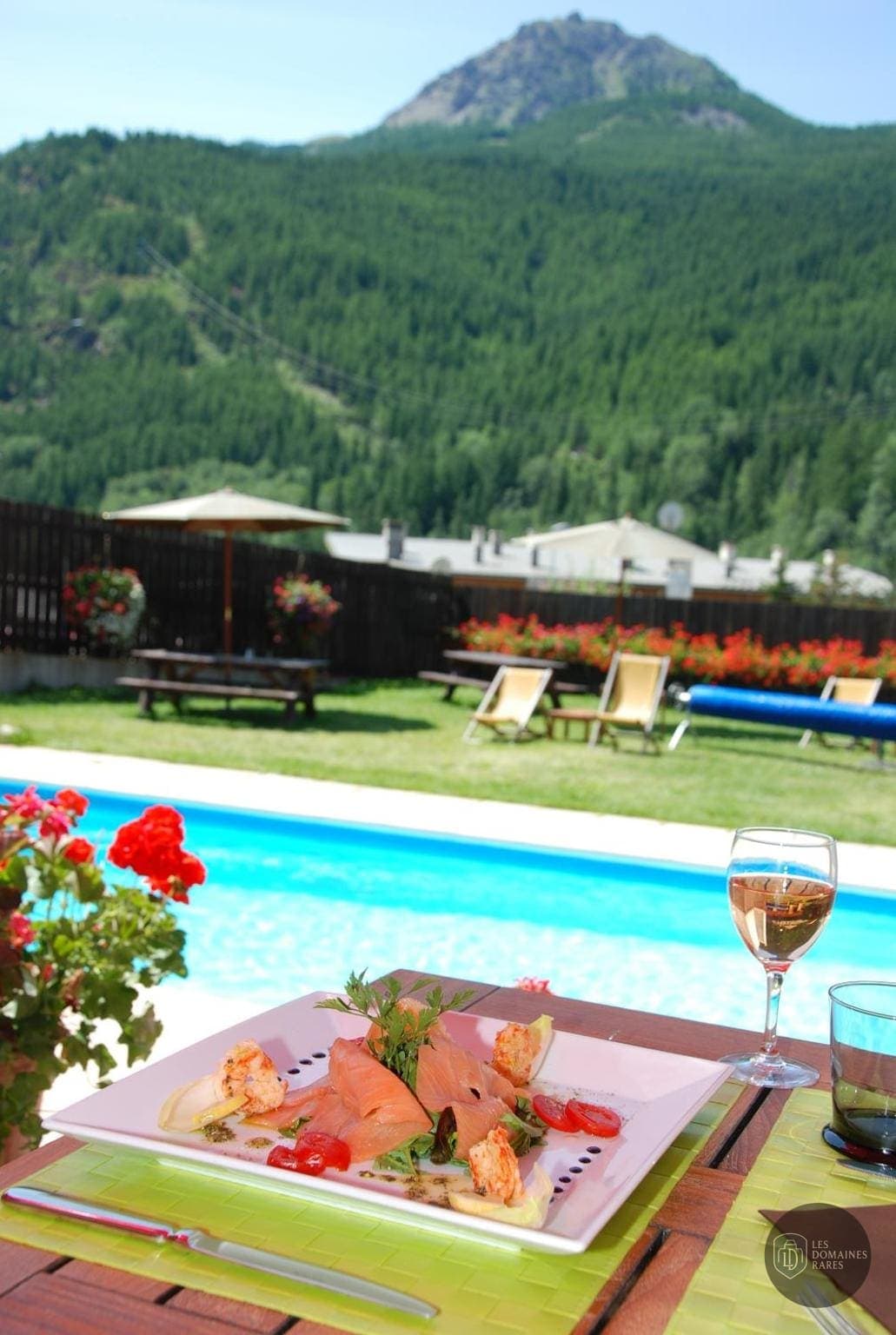 Vue extérieure de l'hôtel Hôtel Plein Sud à Chantemerle en Provence-Alpes-Côte d'Azur