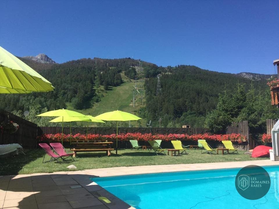 Vue extérieure de l'hôtel Hôtel Plein Sud à Chantemerle en Provence-Alpes-Côte d'Azur
