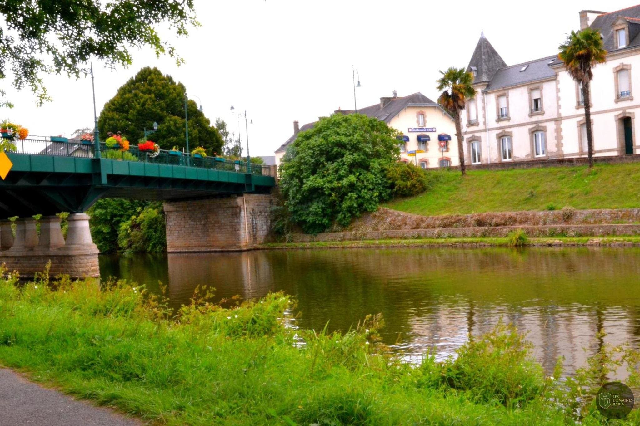 Vue extérieure de l'hôtel Hôtel Robic à Pontivy en Bretagne