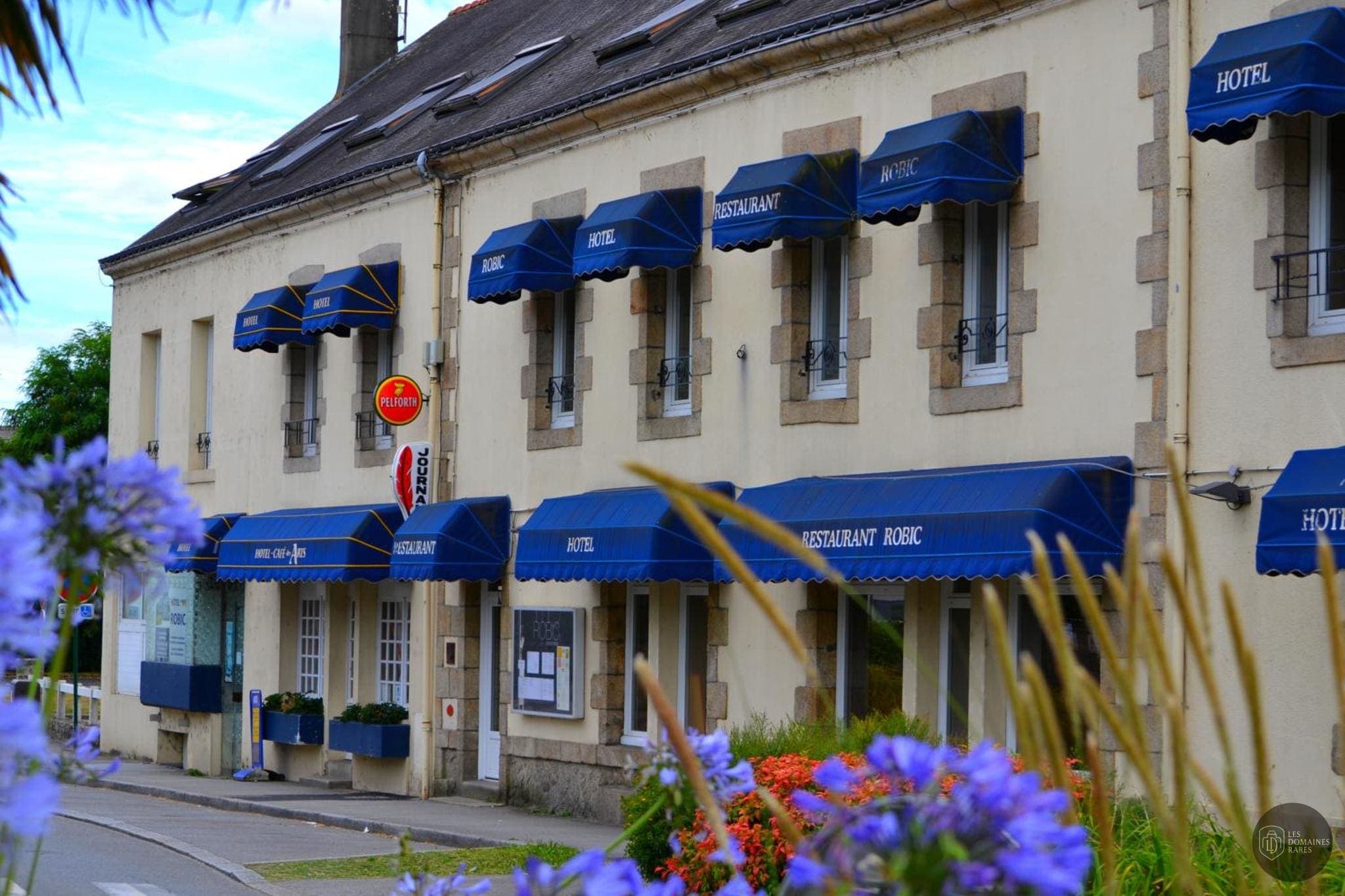Vue extérieure de l'hôtel Hôtel Robic à Pontivy en Bretagne