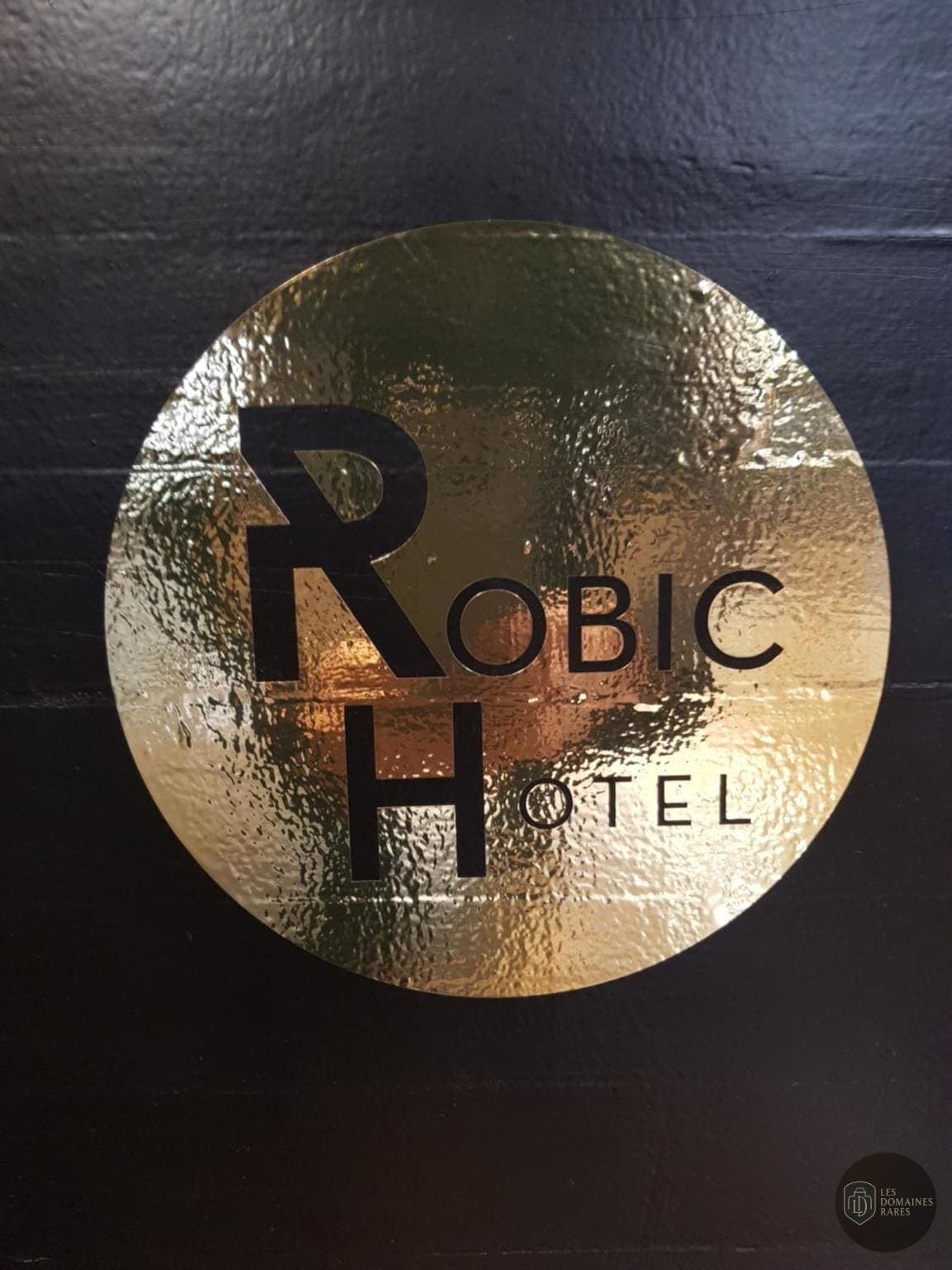 Vue extérieure de l'hôtel Hôtel Robic à Pontivy en Bretagne