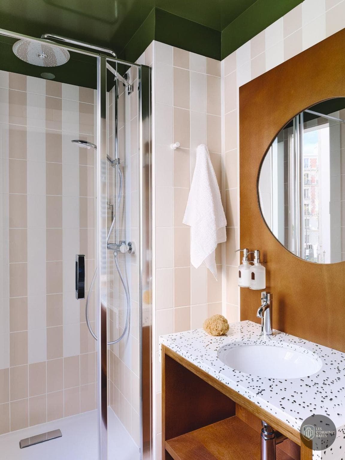 Salle de bain de l'hôtel Hôtel Rosalie à Paris en Île-de-France