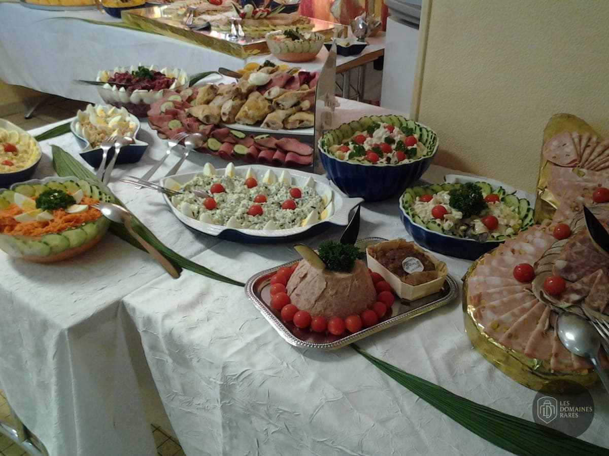 Présentation soignée d'un buffet événementiel