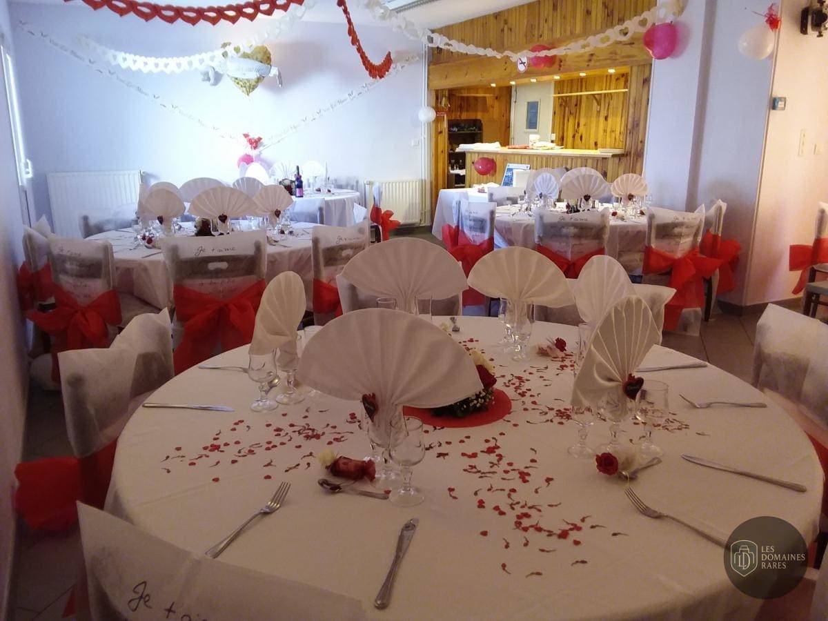 Salle de réception décorée pour un mariage