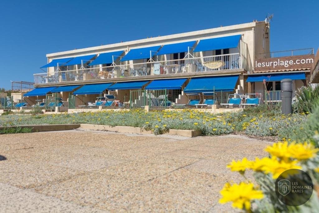 Vue extérieure de l'hôtel Hôtel Surplage à Cavalière en Provence-Alpes-Côte d'Azur