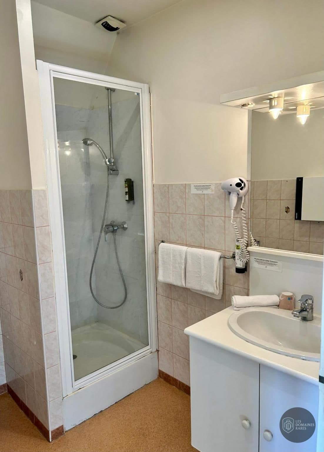 Salle de bain de l'hôtel Hôtel Teyssier à Uzerche en Nouvelle-Aquitaine