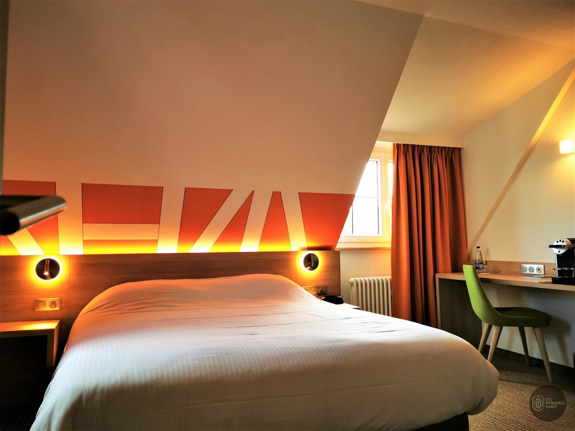 Chambre avec lit double et décoration