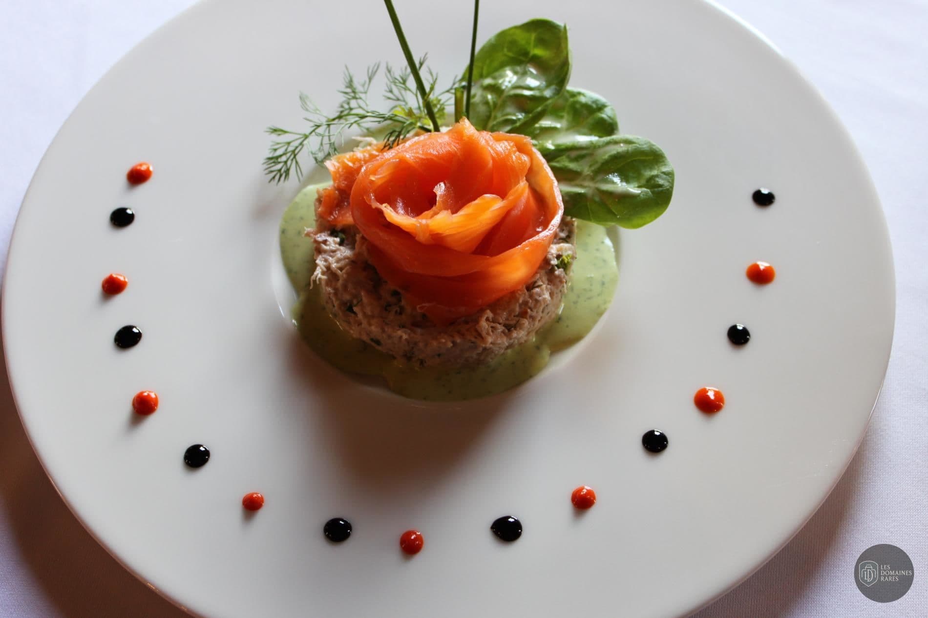 Assiette avec une préparation de saumon