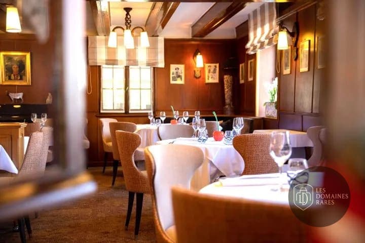 Salle de restaurant avec tables dressées