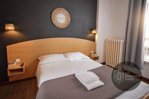 Chambre double avec décoration murale