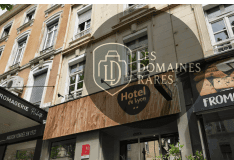 Façade de l'hôtel avec enseigne