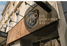 Entrée de l'hôtel et enseigne