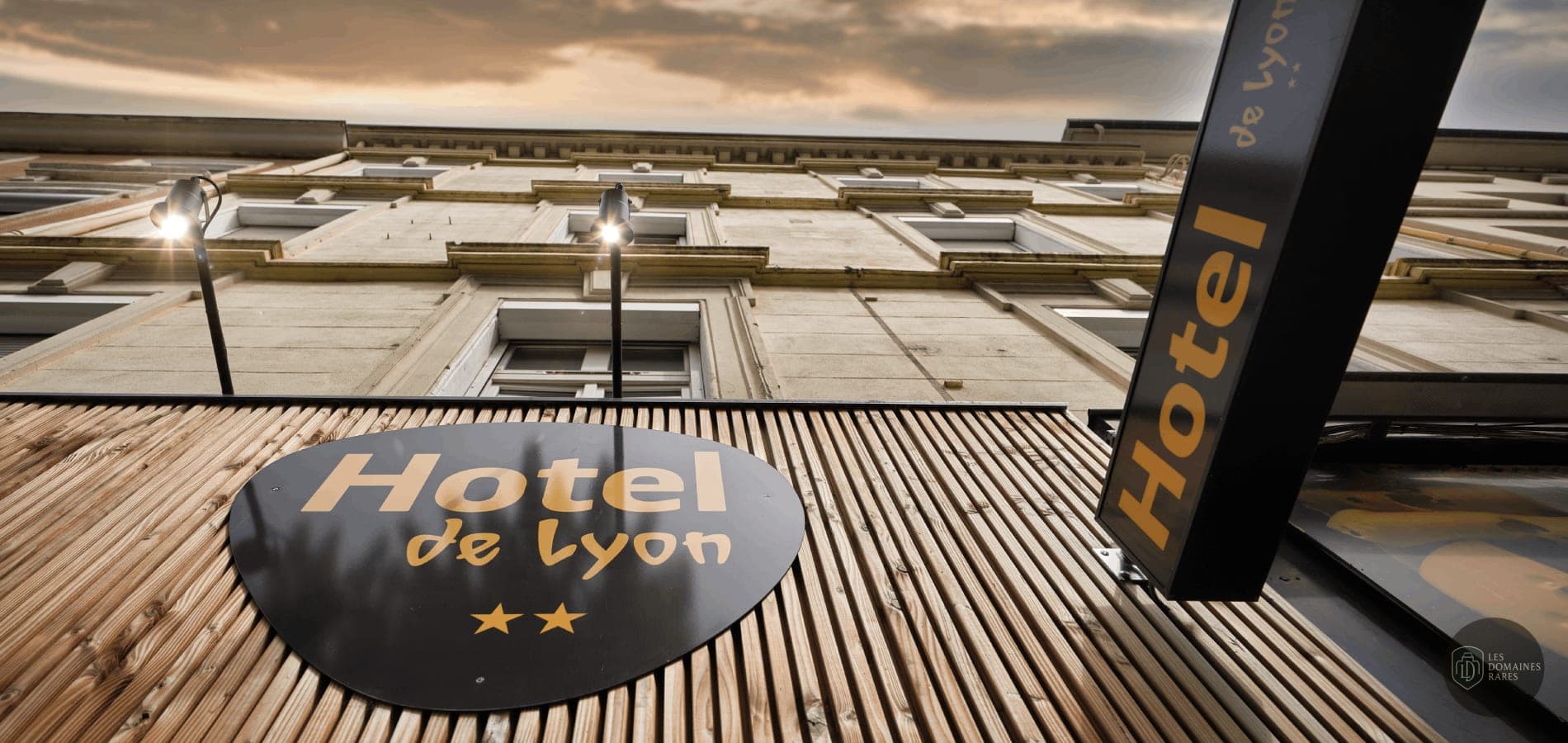 Vue de l'hôtel et son enseigne
