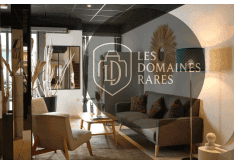 Salon avec canapé et décorations murales