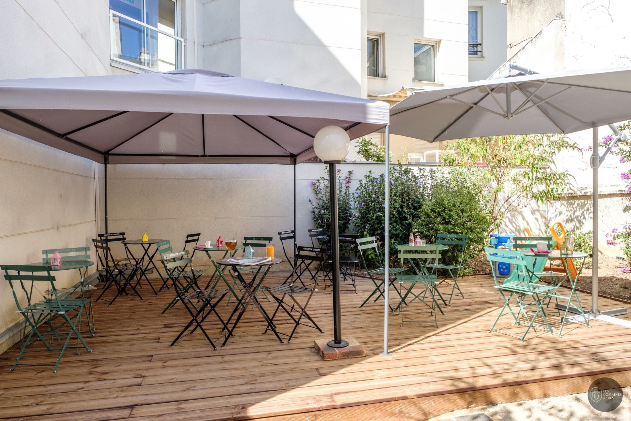 Terrasse extérieure avec tables et chaises