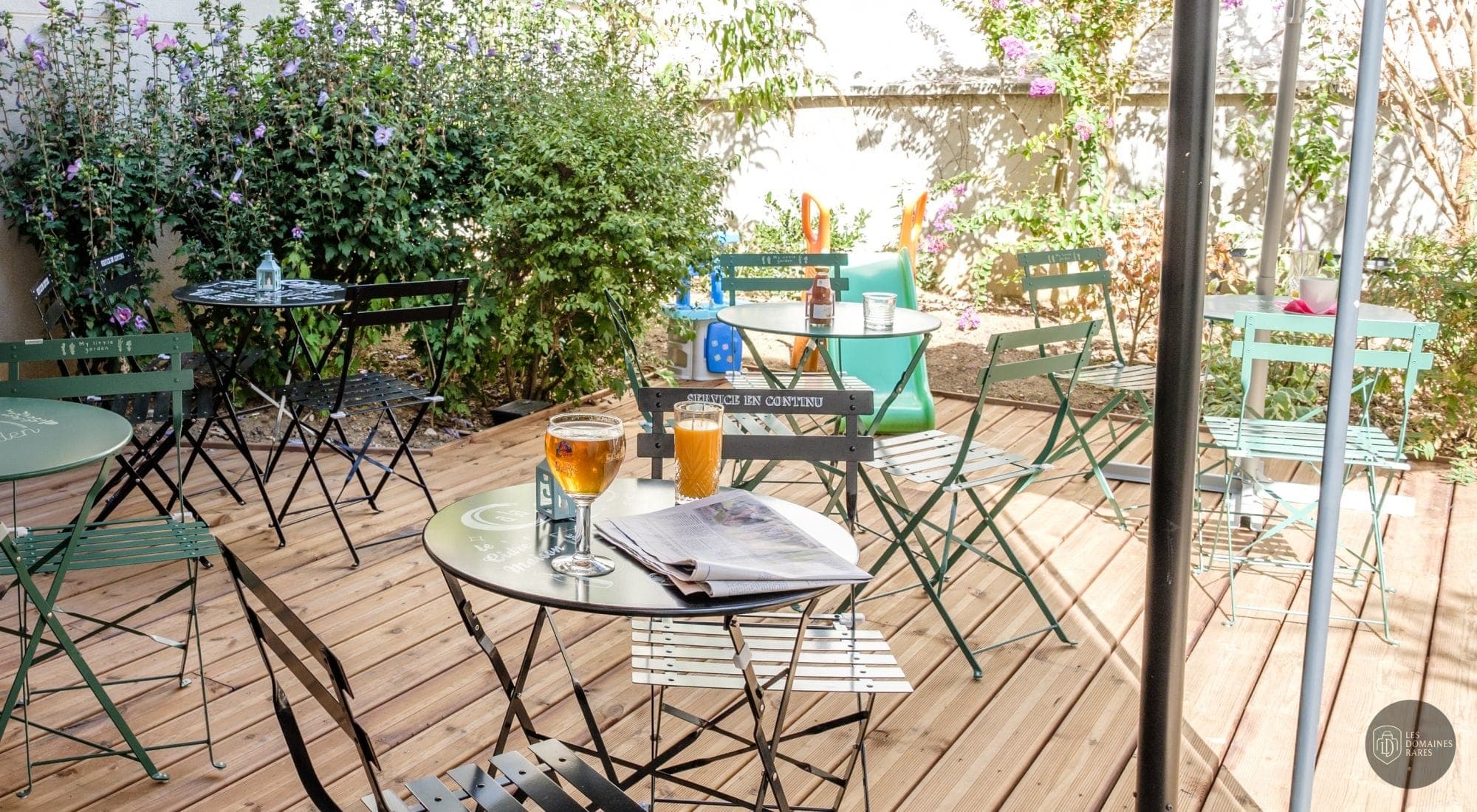 Terrasse extérieure avec tables et chaises