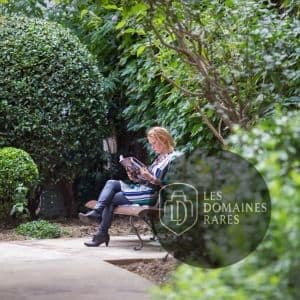 Jardin de l'hôtel, femme lisant