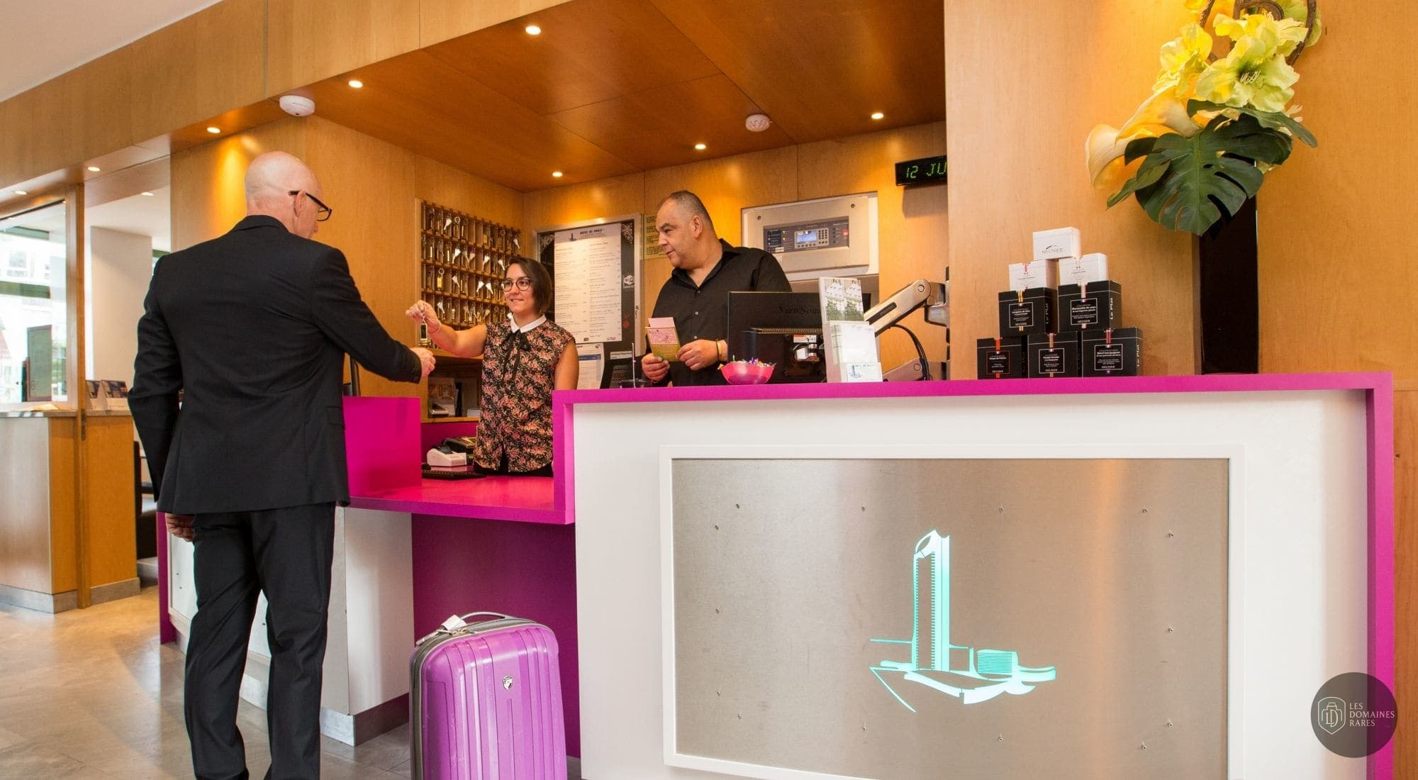 Réception de l'hôtel et client