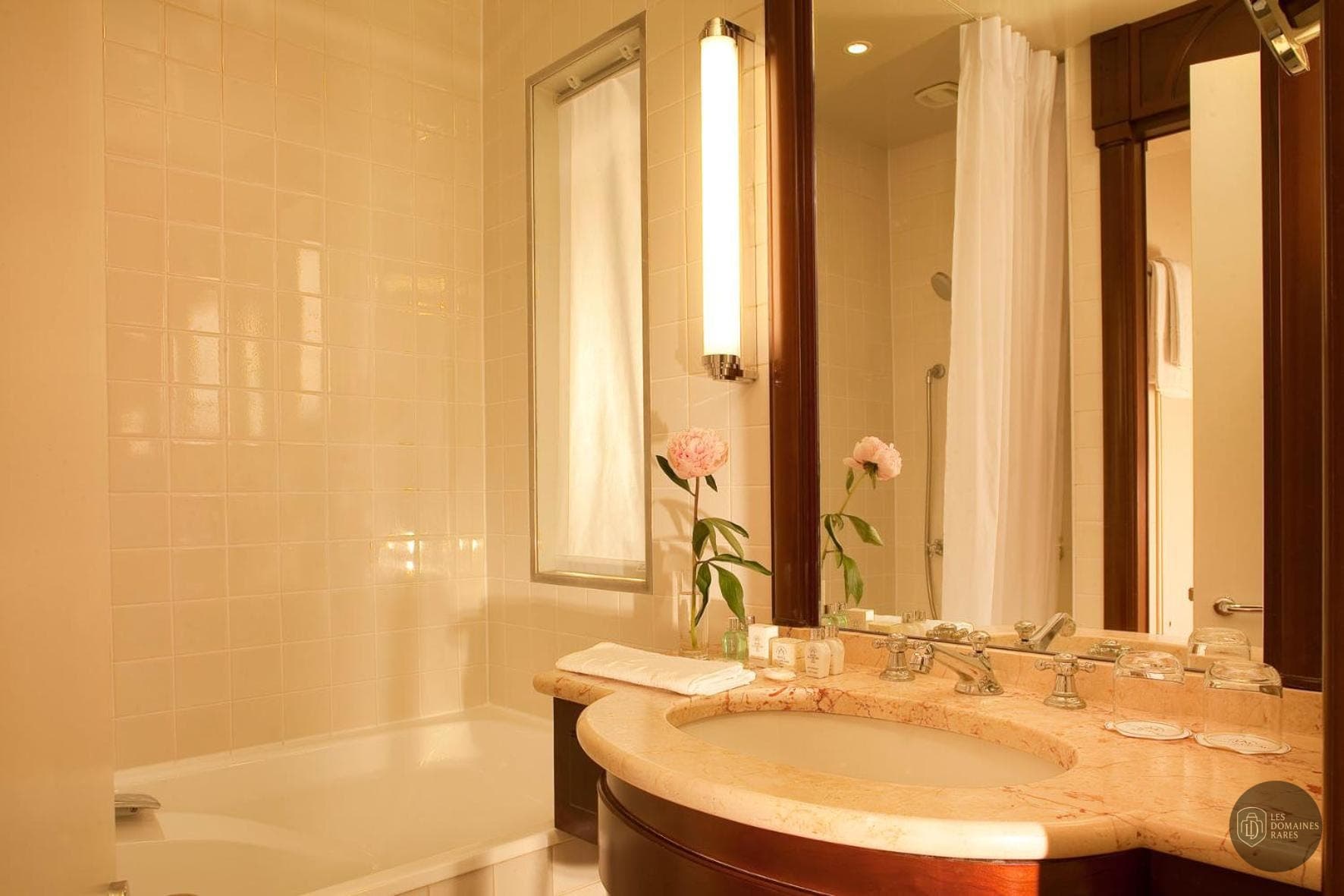 Salle de bain de l'hôtel Hôtel de l'Arcade à Paris en Île-de-France