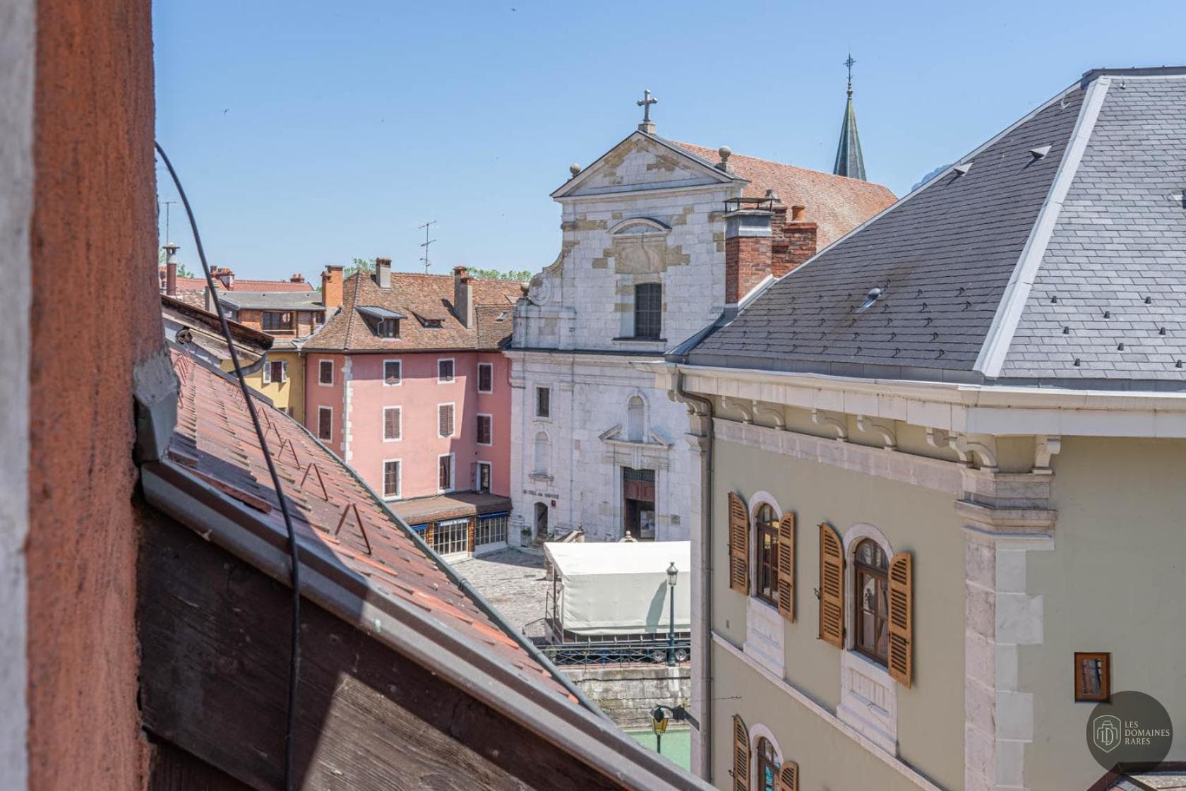 Vue extérieure de l'hôtel Hôtel de l'Isle en Auvergne-Rhône-Alpes