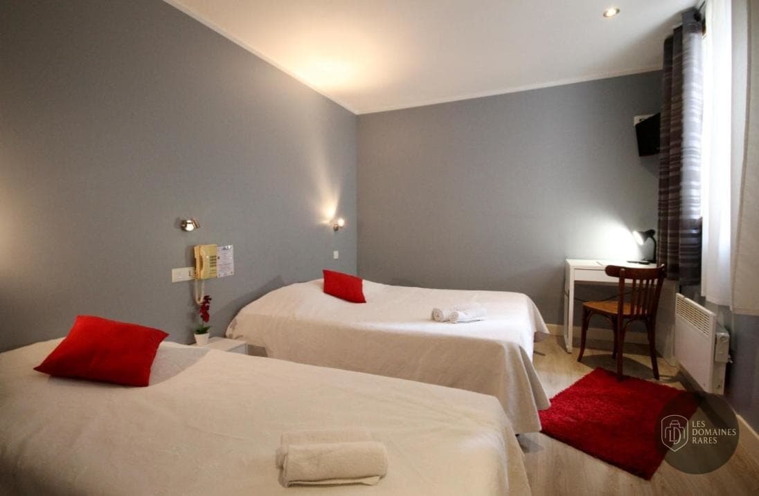 Chambre de l'hôtel Hôtel de l'Ours à Coulommiers en Île-de-France - séminaire seine-et-marne (77)