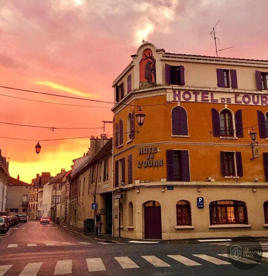 Vue extérieure de l'hôtel Hôtel de l'Ours à Coulommiers en Île-de-France