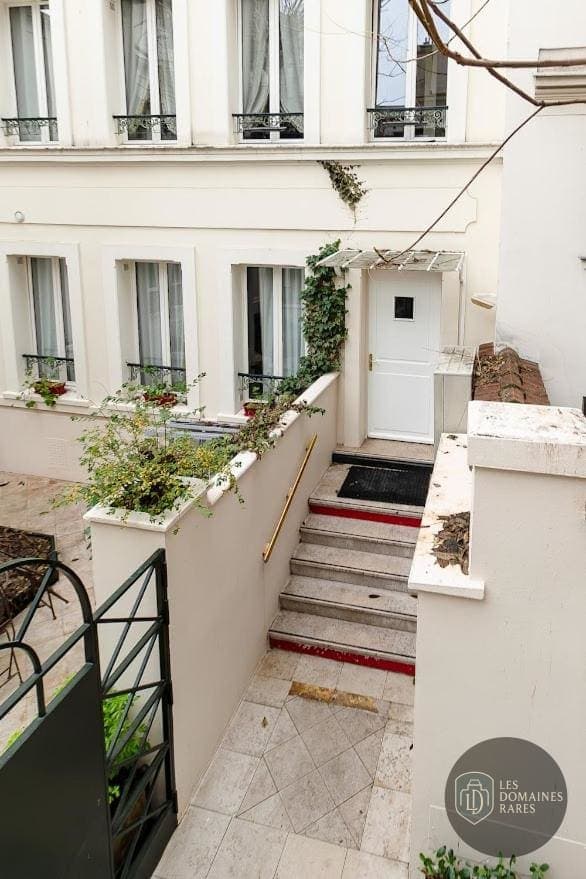 Vue extérieure de l'hôtel Hôtel des Bains à Granville en Normandie