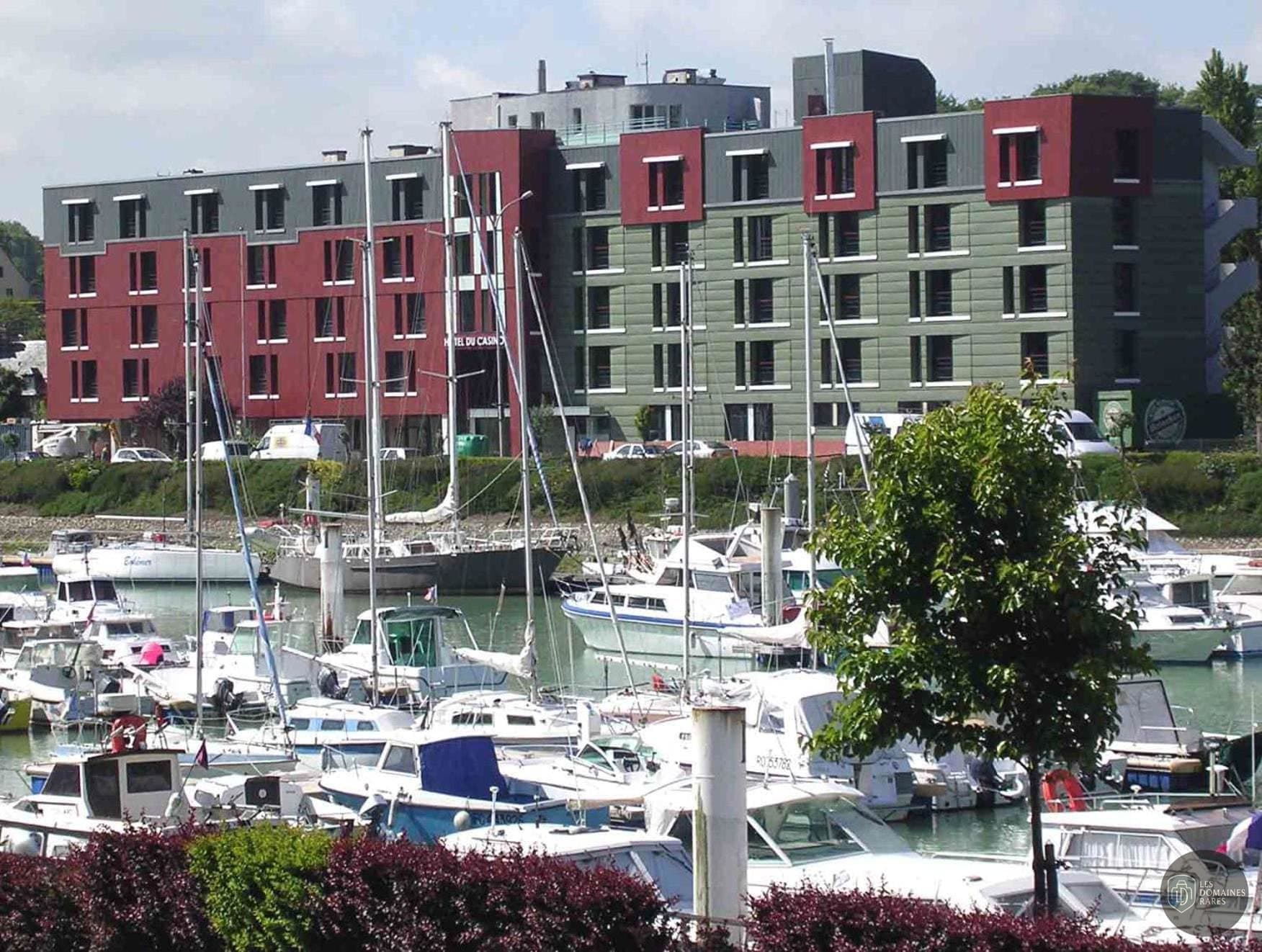 Vue extérieure de l'hôtel Hôtel du Casino en Normandie
