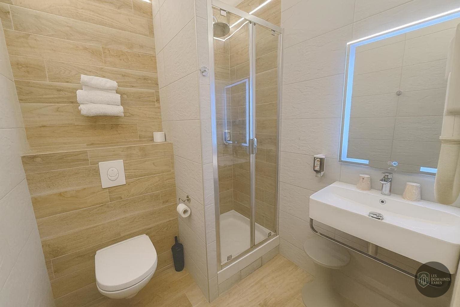 Salle de bain de l'hôtel Hôtel du Nord à Compiègne en Hauts-de-France