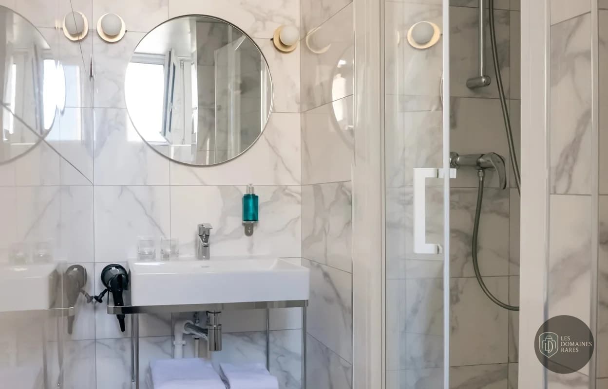 Salle de bain de l'hôtel Hôtel du Parc à Thann en Grand Est