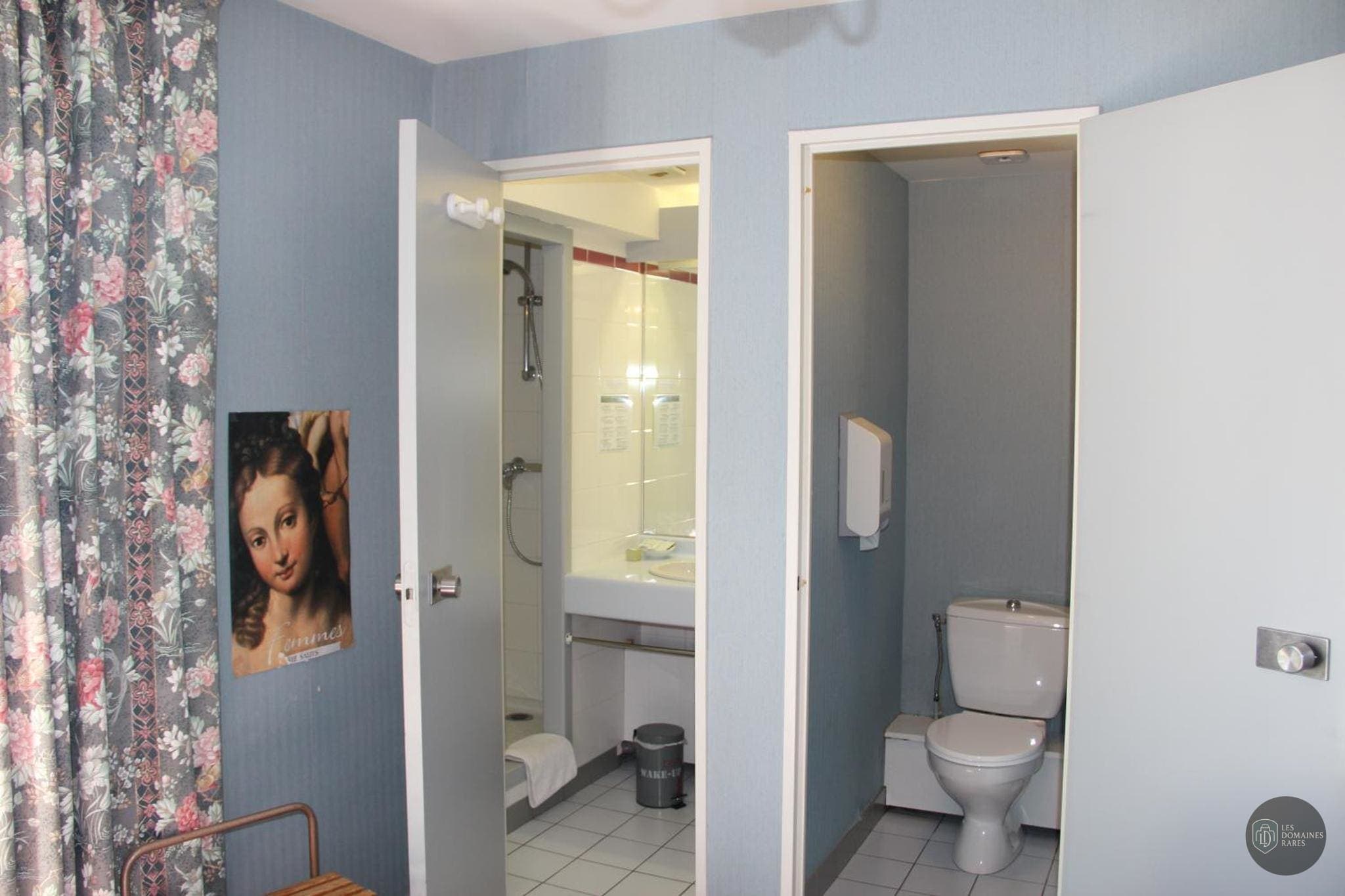 Salle de bain de l'hôtel Hôtel le Catala à Beaudéan en Occitanie