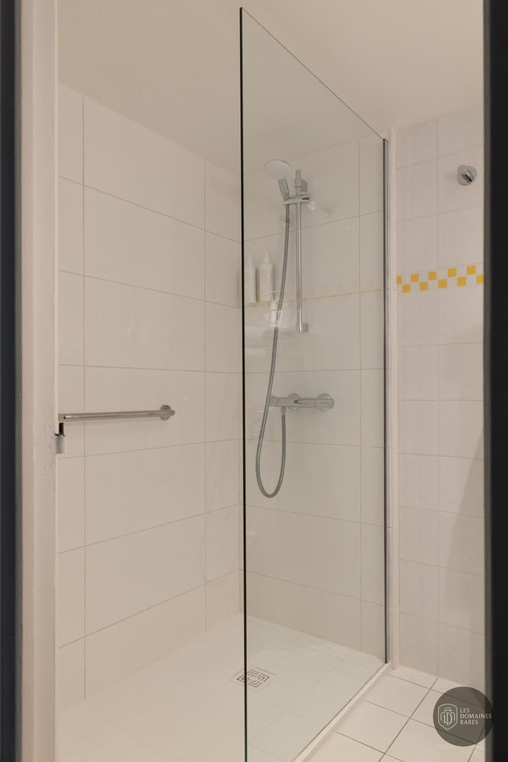 Salle de bain de l'hôtel Hôtel le Colisee à Paris en Île-de-France