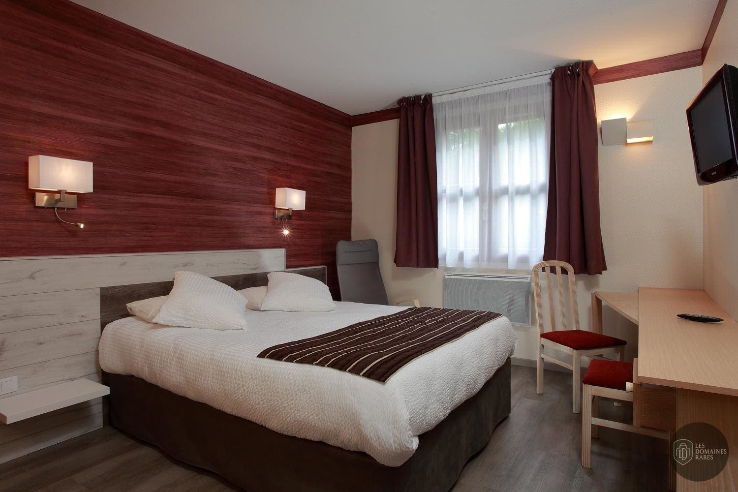 Vue extérieure de l'hôtel Hôtel le Luth à Mirecourt en Grand Est